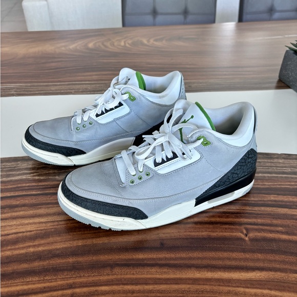 Men’s Air Jordan 3 Retro in color ‘Chlorophyll’ - Picture 2 of 7